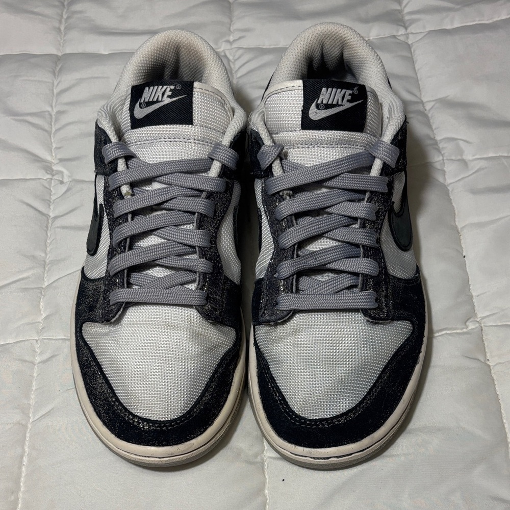 Nike Dunk Low - Golden Gals
Metallic Sliver (Women's) - Picture 3 of 12